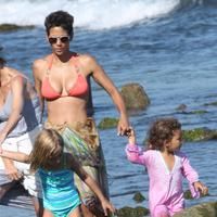 Halle Berry spends her 45th birthday on Malibu Beach photos | Picture 59770